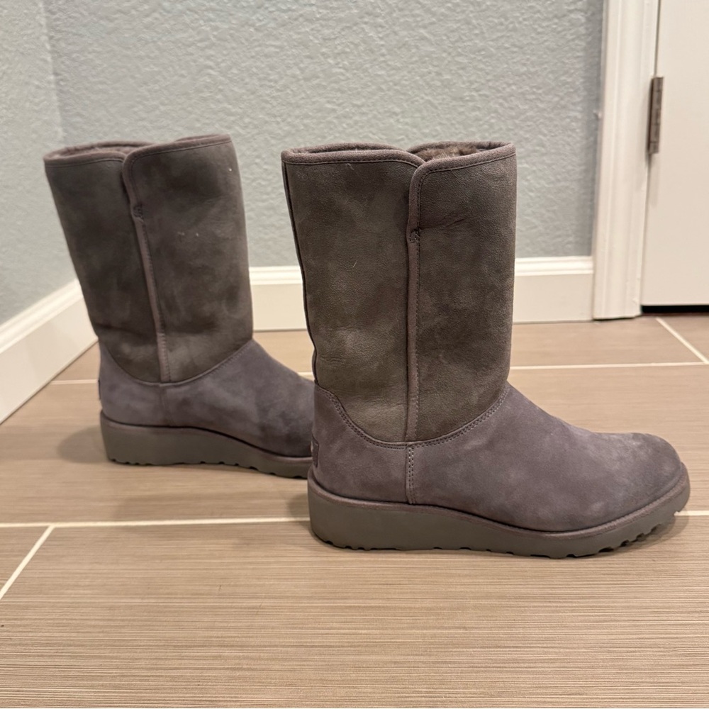 UGG W Amie Grey Boots - Picture 8 of 11